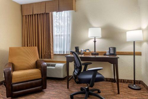 a hotel room with a desk and a chair at Comfort Inn at Thousand Hills in Branson