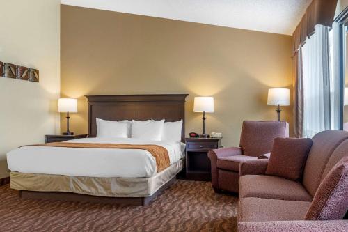 a hotel room with a bed and two chairs at Comfort Inn at Thousand Hills in Branson