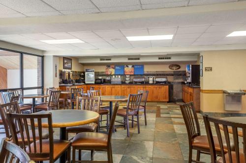 a restaurant with tables and chairs and a cafeteria at Comfort Inn at Thousand Hills in Branson