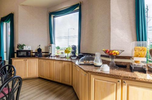 uma cozinha com armários de madeira e uma grande janela em Econo Lodge Inn & Suites em Gulfport