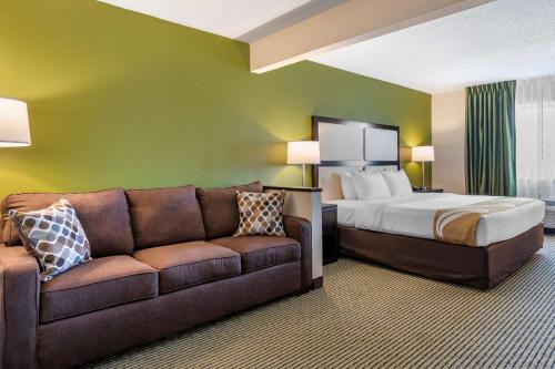 Ruang duduk di Quality Inn & Suites