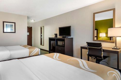 Katil atau katil-katil dalam bilik di Quality Inn & Suites