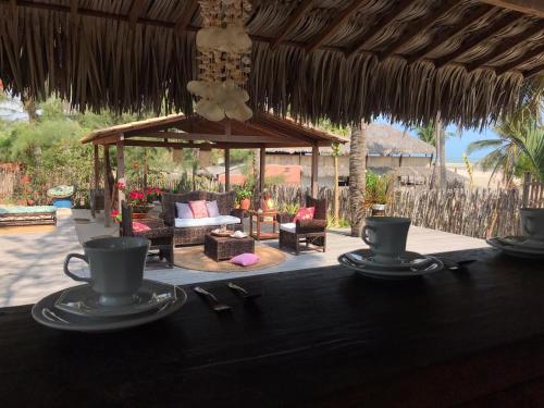 stół z dwoma kubkami kawy na górze w obiekcie Pousada Portal do Kite w mieście Tatajuba