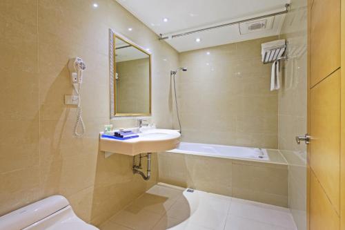 Bathroom sa K Hotel Keelung