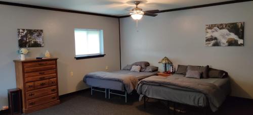 1 dormitorio con 2 camas, vestidor y ventana en Becker's Private Studio 2 Queen Beds, 1 Futon with a Great Back Yard!, en Auburn