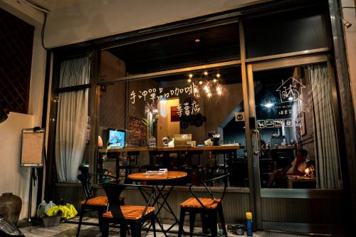 MILU Backpacker Hostel في بولي: مطعم فيه طاولة وكراسي امام النافذة