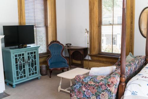 En TV eller et underholdningssystem på The Mulberry Inn -An Historic Bed and Breakfast