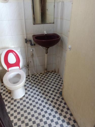 ドゥマイにあるHotel Srikandiのトイレと洗面台付きのバスルーム