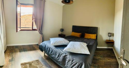 Una cama o camas en una habitación de Sublime vue, standing, spacieux, atypique