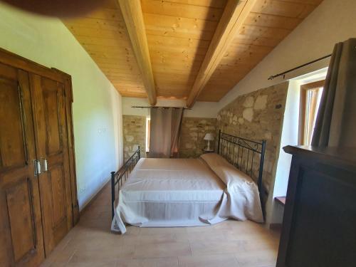 a bedroom with a bed and a wooden ceiling at Vacanze in collina, tra mare e monti in Bucchianico