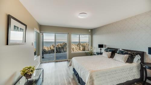 una camera con letto e vista sull'oceano di Otter Grotto 1 bed suite - Oceanfront Relaxation a Victoria