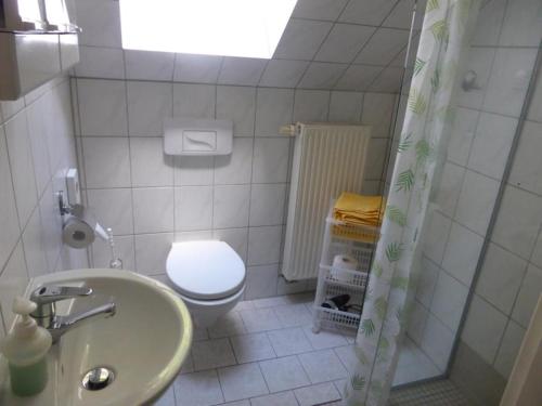 Ett badrum på Pension und Gaststätte Naturbaude Eschenhof