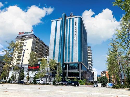 um edifício alto com uma placa na lateral em Mercure Tetovo em Tetovo