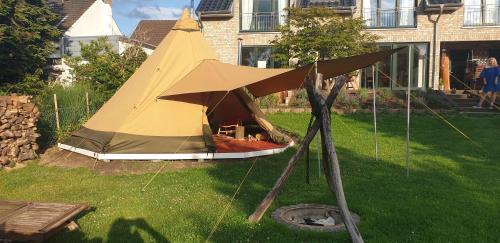 a tent on the grass in a yard at Schönste Lage am Rhein in unmittelbarer Stadtnähe, B & B in Cologne