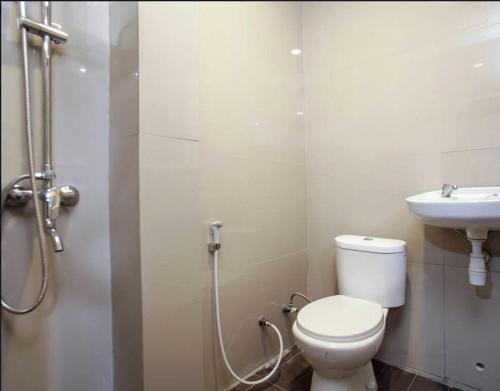 La salle de bains est pourvue de toilettes et d'un lavabo. dans l'établissement Jember City Hotel, à Jember