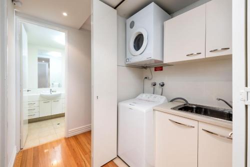 Η κουζίνα ή μικρή κουζίνα στο Fremantle Harbourside Apartments