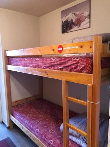 a couple of bunk beds in a room at Le Bouquetin - Immeuble Le Pluton in Les Deux Alpes