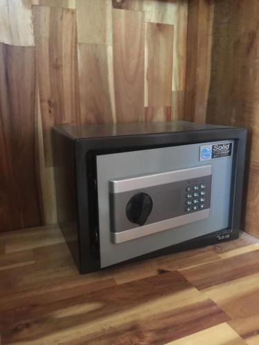 un forno a microonde appoggiato su un pavimento in legno di Viet's Hotel a Mui Ne