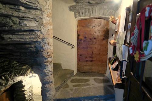 a hallway with a wooden door in a room at Romantica suite con vasca idromassaggio in Aosta