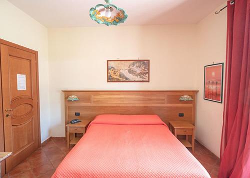 una camera con un letto con copriletto rosso di Hotel Sottovento a Sant'Egidio del Monte Albino