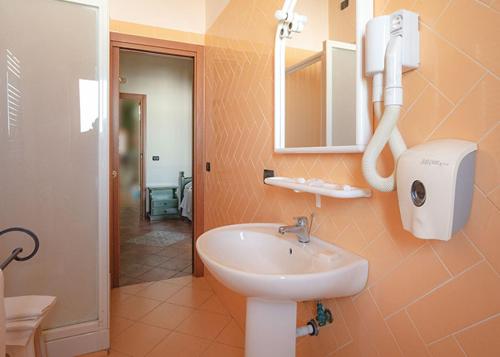 y baño con lavabo y espejo. en Hotel Sottovento, en Sant'Egidio del Monte Albino