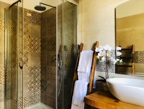 La salle de bains est pourvue d'une baignoire, d'un lavabo et d'une douche. dans l'établissement Agriturismo Casale Cerere, à Lacedonia