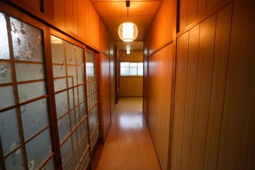 a hallway with a light on the ceiling and a hallwayngthngthngthngthngth at かわもと別邸９２６ in Yufuin