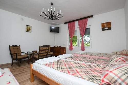 מיטה או מיטות בחדר ב-Seoska kuca Stojanović