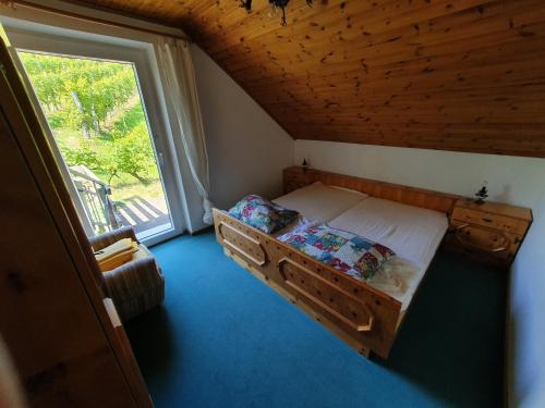 Postel nebo postele na pokoji v ubytování Weingarten-Haus