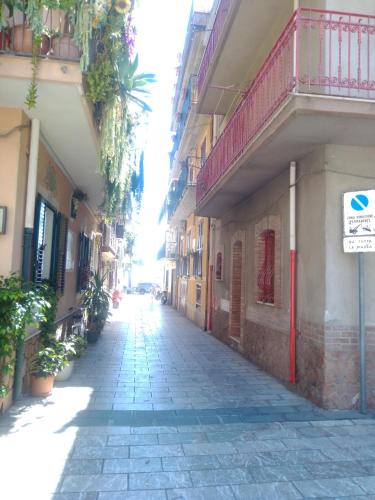 an empty street in a city with buildings at vacanza Taormina mare in Mazzeo