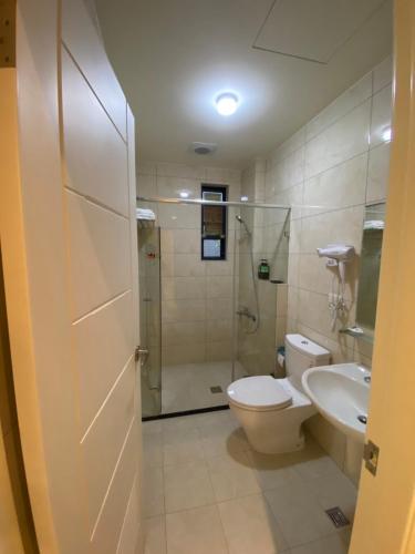 a bathroom with a shower and a toilet and a sink at Bear Baby Homestay in Jinning