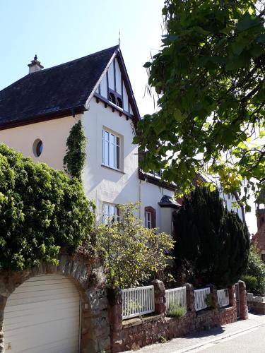 ein weißes Haus mit einem Tor und einer Garage in der Unterkunft Bismarckstrasse 8 in Bad Bergzabern