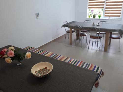 - une salle à manger avec une table et des chaises dans l'établissement Lörincz Vendégház, à Corund