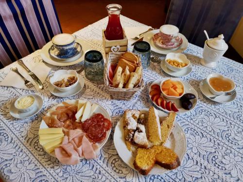 a table with plates of food on a table at Relais Oroscopo in Sansepolcro