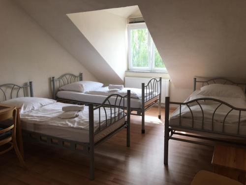 En eller flere senge i et værelse på Pension Alis Augsburg Lechhausen Neueröffnung