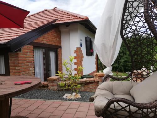 un patio con una silla y una casa en Kuća za odmor Nanina bajka, en Beretinec