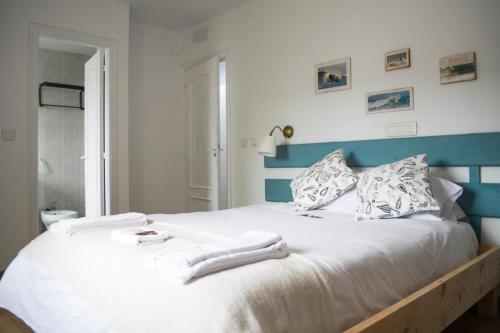 Ένα ή περισσότερα κρεβάτια σε δωμάτιο στο Latas Surf Lodge