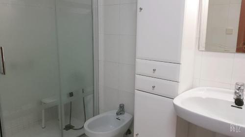 a white bathroom with a sink and a toilet at Paraiso XI 1 Alquilevante in Benidorm