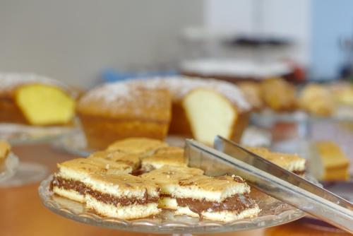 - un plateau de gâteaux et de pâtisseries sur une table dans l'établissement Casa Pendola, à Agerola