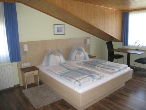 Strass im AttergauにあるGasthof Strobl Waldfrieden Garniのベッドルーム1室(大型ベッド1台、枕付)