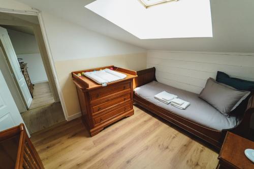 a small room with a bed and a mirror at Ô Rethel Jacuzzi, Gîte Ardennes in Rethel