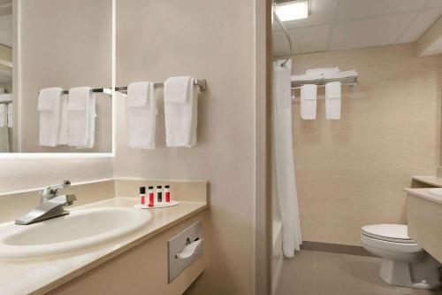 A bathroom at Howard Johnson by Wyndham South Portland