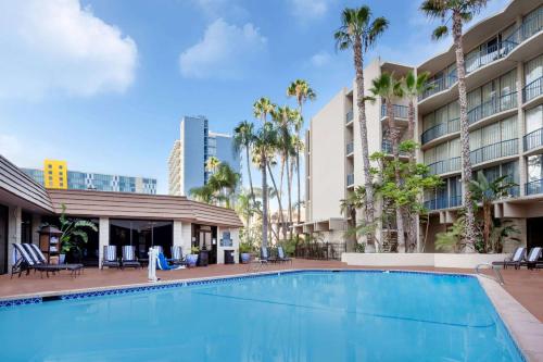 Басейн в Wyndham San Diego Bayside або поблизу