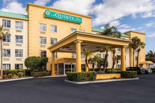 a hotel with a gazebo in a parking lot at La Quinta by Wyndham Melbourne Viera in Melbourne