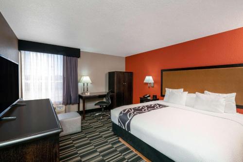 Tempat tidur dalam kamar di La Quinta by Wyndham Memphis Airport Graceland