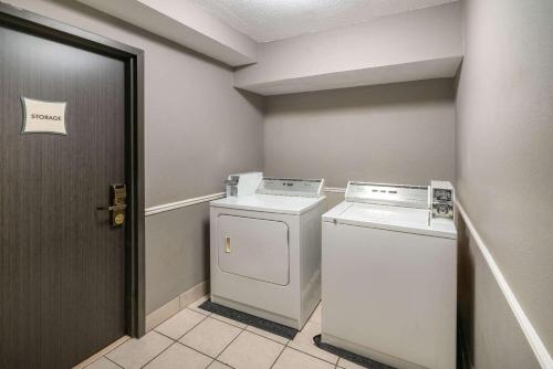a small laundry room with a washer and dryer at La Quinta by Wyndham Memphis Airport Graceland in Memphis