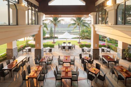 una vista sul soffitto di un ristorante con tavoli e sedie di Springfield Village Golf & Spa a Petchaburi