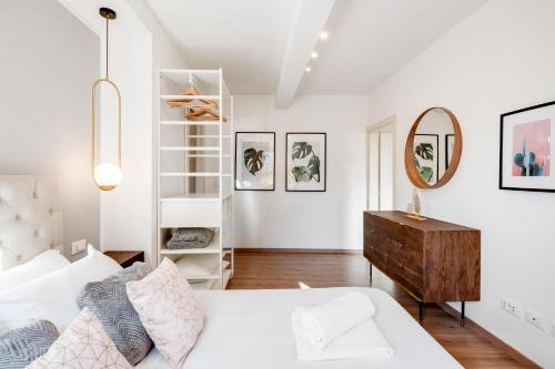 A bed or beds in a room at Santa Croce Flat - Modern Apartment