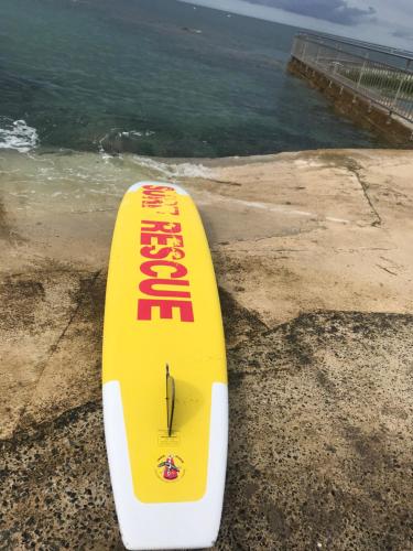 een gele en witte surfplank op het strand bij ker corre in Étables