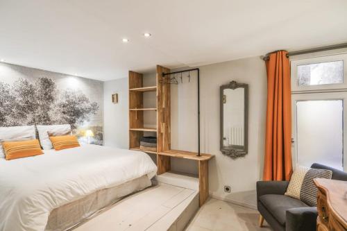 une chambre avec un lit, un miroir et une chaise dans l'établissement Appartement Gorra - Welkeys, à Avignon